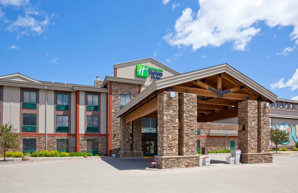 Holiday Inn Express 3 Bear Waterpark - Brainerd FRIDAY NIGHT ESCAPE!